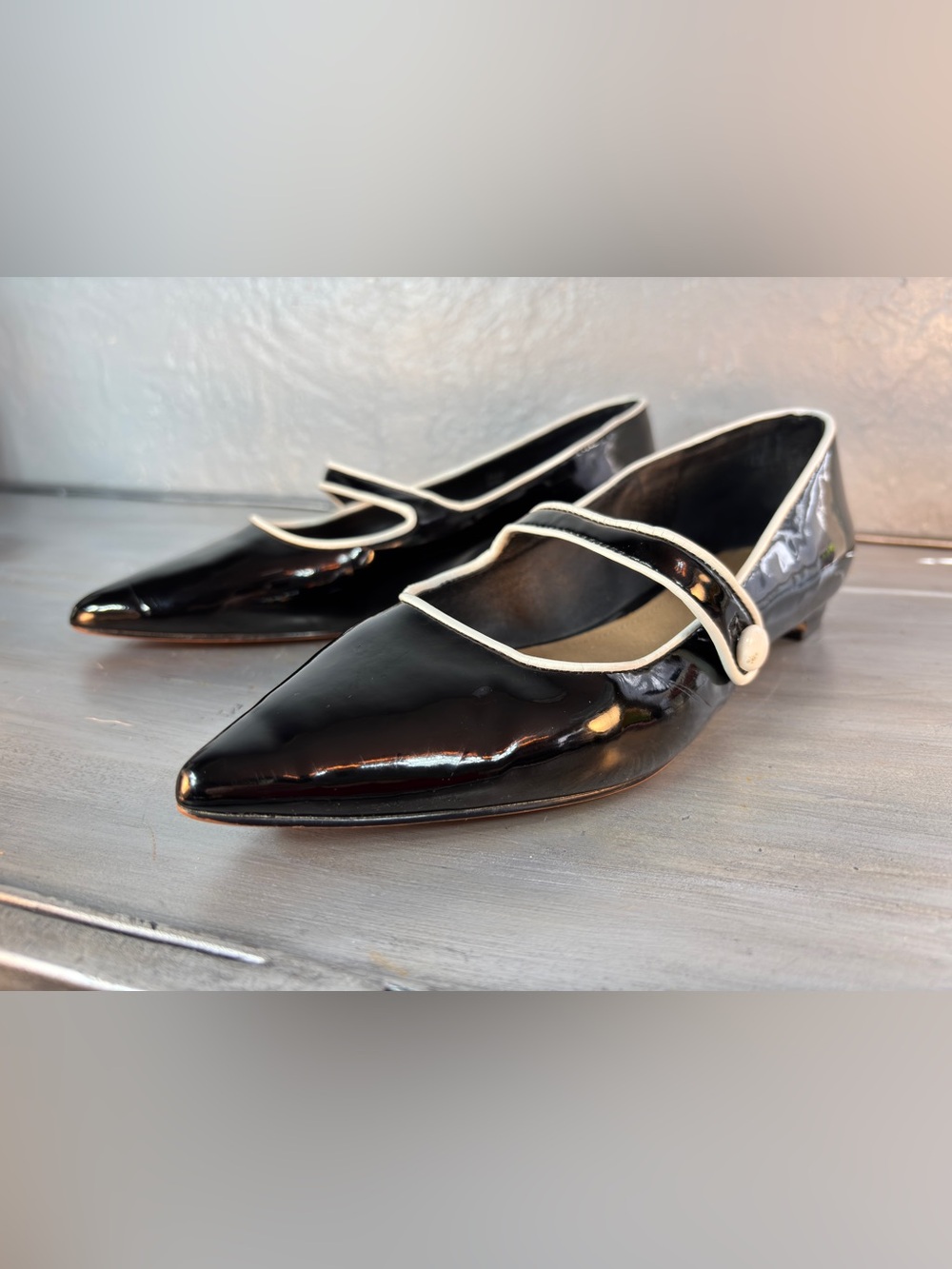 Tahari. "TA-Park" pointed-toe Mary Jane flats Size 6 1/2 M